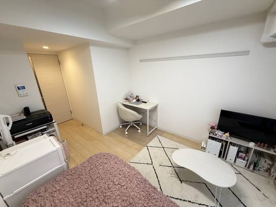 片付けた後の1Kのお部屋。床とテーブルがすっきりと見えている