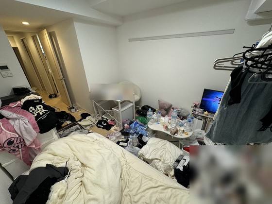 片付ける前の1Kのお部屋。ベッドや床、テーブルに衣類やものがあふれている