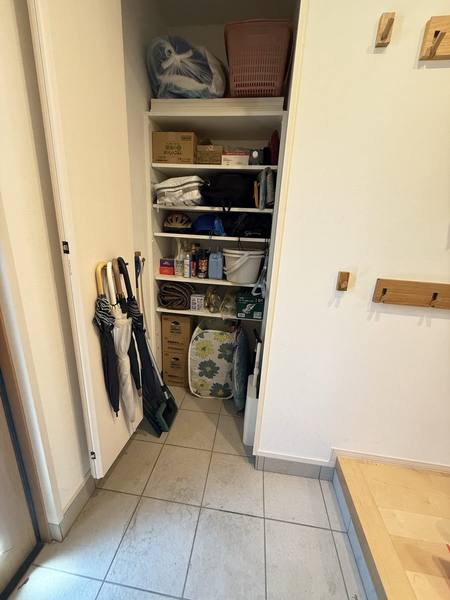 片付けた後の玄関収納。棚にものが整理され、床が見えている