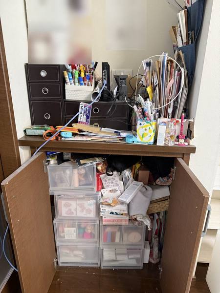片付ける前の収納棚。上にも中にも文房具や書類、小物があふれている